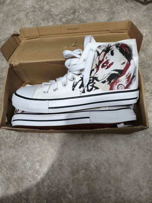 Продам Конверсы белые 42 размер