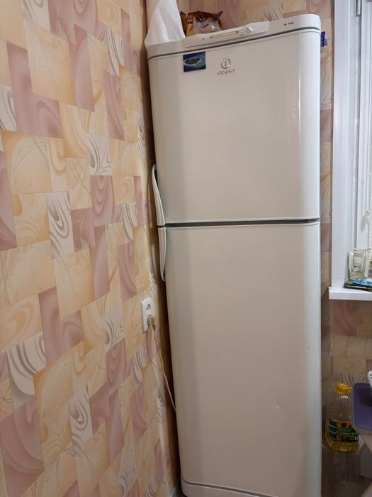 Продам холодильник indesit