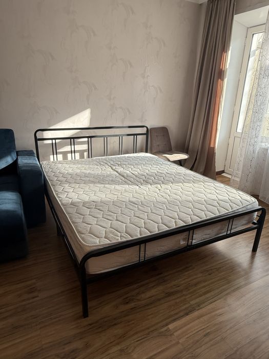 Кровать с матрасом