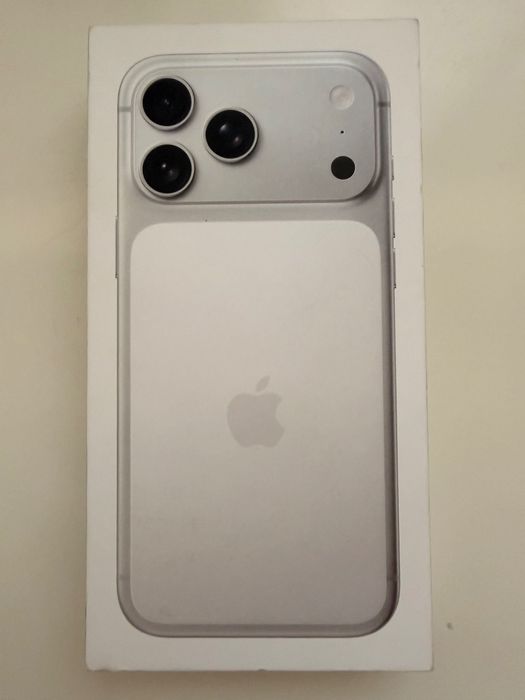 iPhone 17 Pro 256Gb Silver Нов! Не разпечатван! Закупен 12.2025 г.