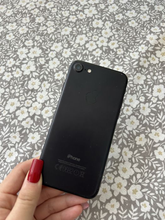 Продаю Айфон 7.