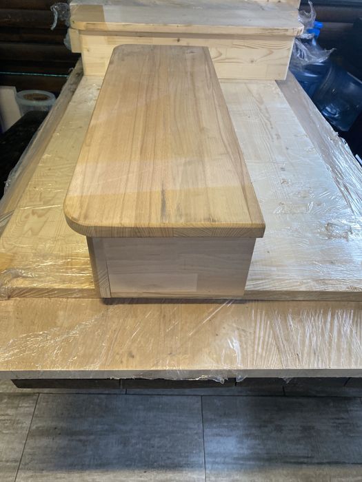 Scara lemn , cu 2 trepte 10 stalpi grosi ,