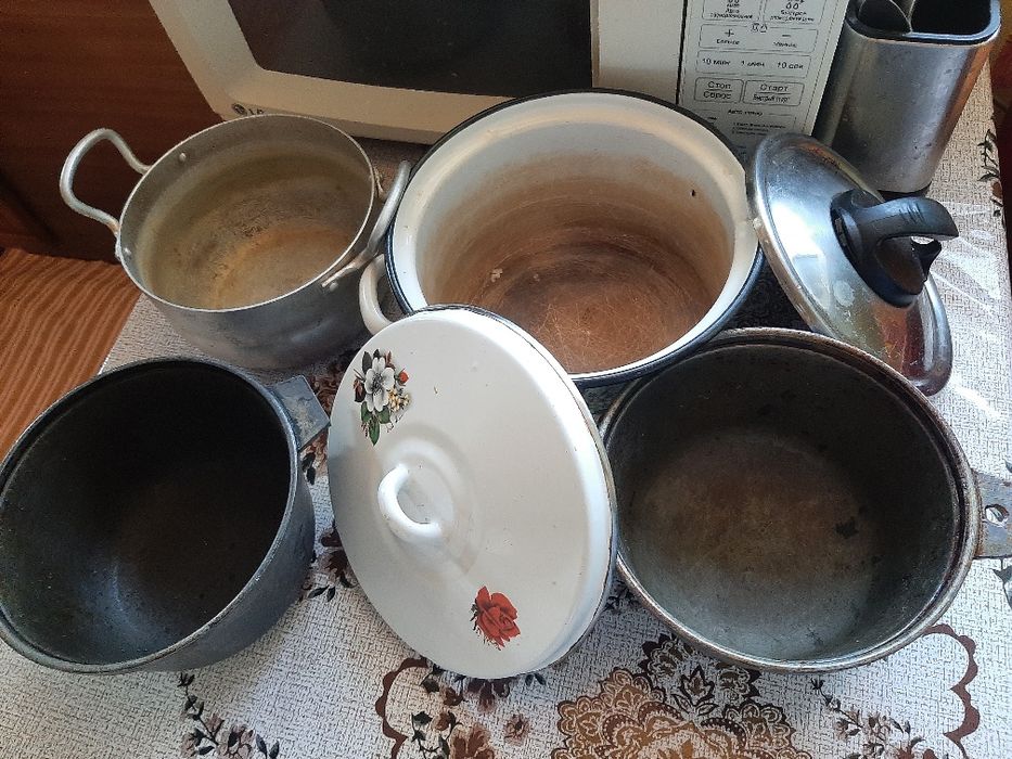 кастрюли ,казаны ,топорик,нож большой , металл отличный