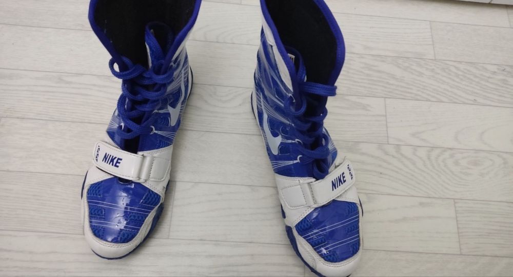 Продам боксёрские перчатки, шлем и боксёрки