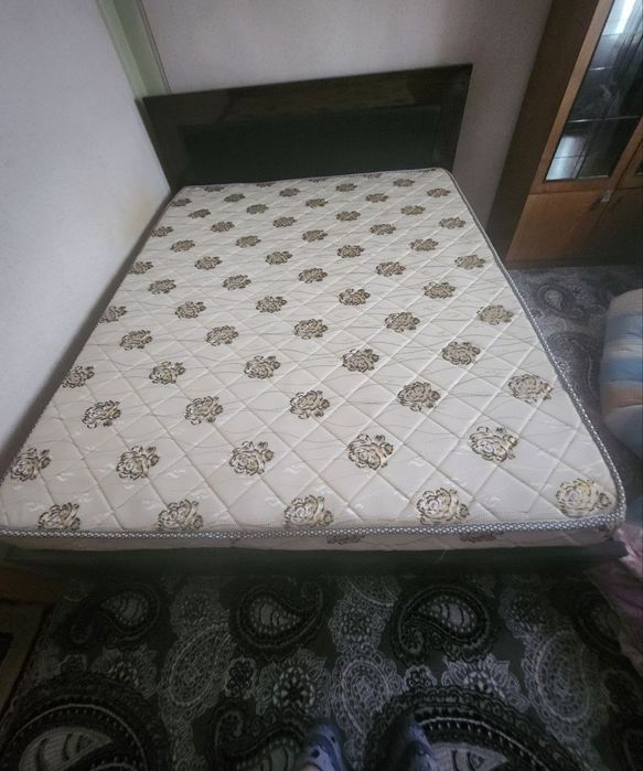 Кровать с матрасом и ящиками для хранения