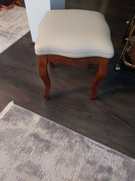 Scăunel lemn masiv retro ,model Ludovic XV