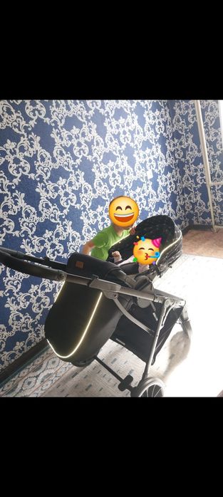 Коляска черный цвете