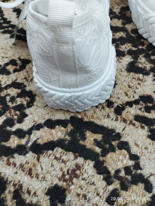 нови дамски обувки с мрежа