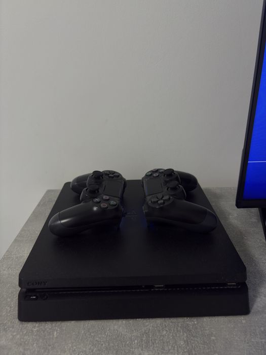 Продаю Пс4 слим на 1Тб
