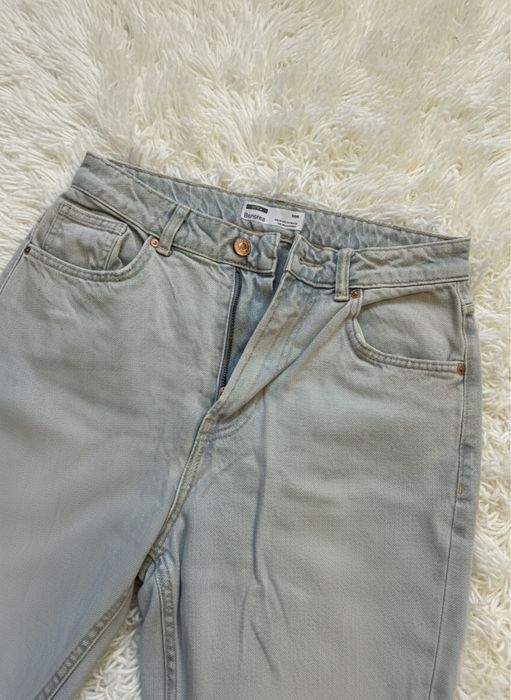 Накъсани дамски дънки BERSHKA