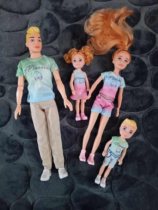 Комплект от 4 бр. кукли тип Барби. Общо €10.