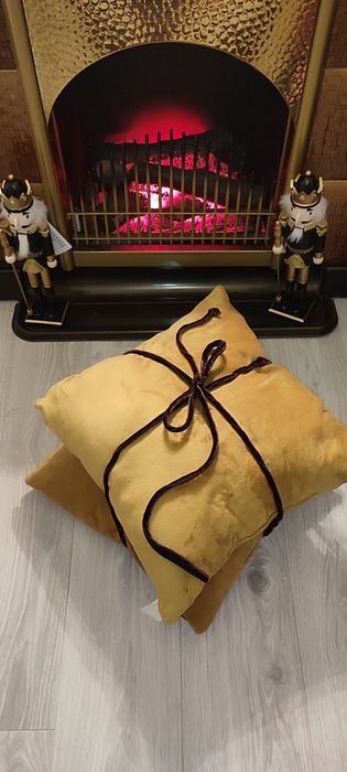 Perne decorative de culoare galben-auriu,cu eticheta, catifea