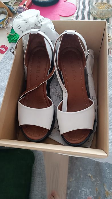 Vând sandale vara alb