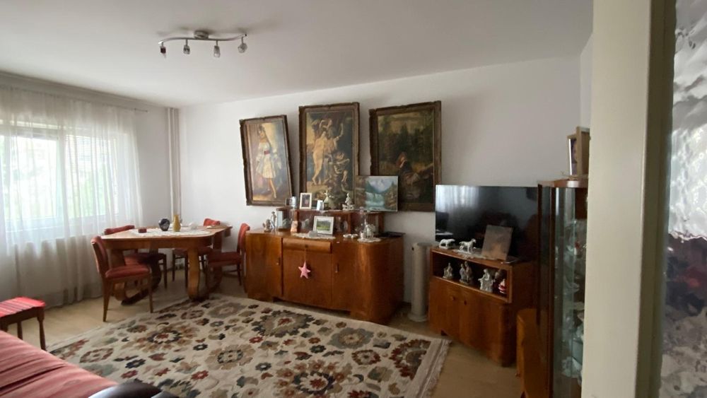 Vand ,canapea extensibila  ,2 fotoli,masa 10 persoane din lemn masi