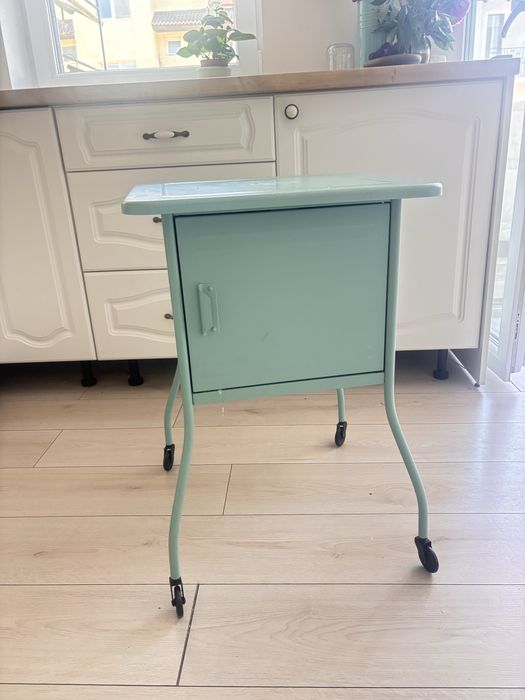 Noptiera de metal IKEA, Vettre