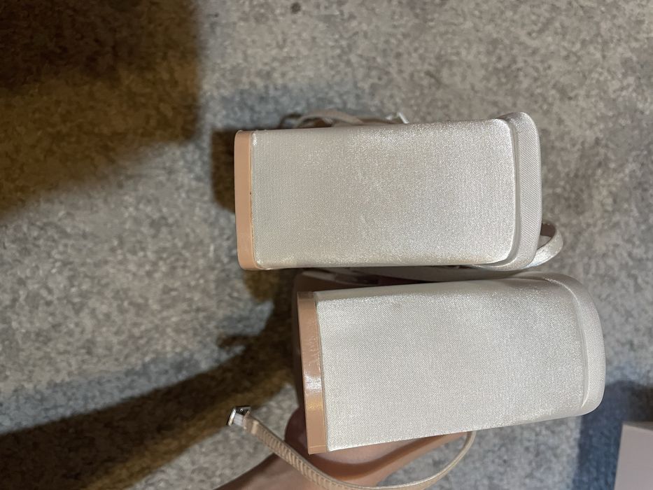 Tocuri cu fundă din satin