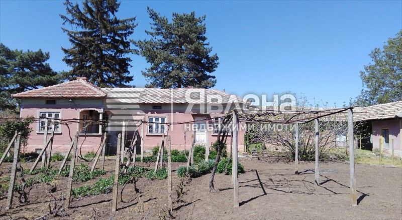 Къща с голям двор