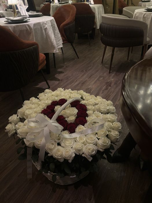 Продается свежая корзина из 101 розы буква D