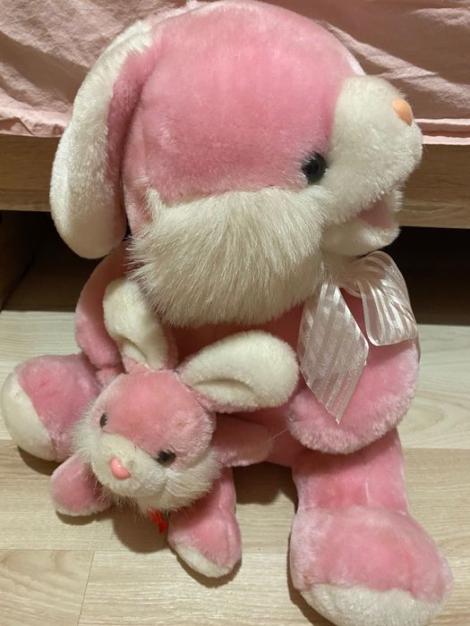 Розови, плюшени зайчета