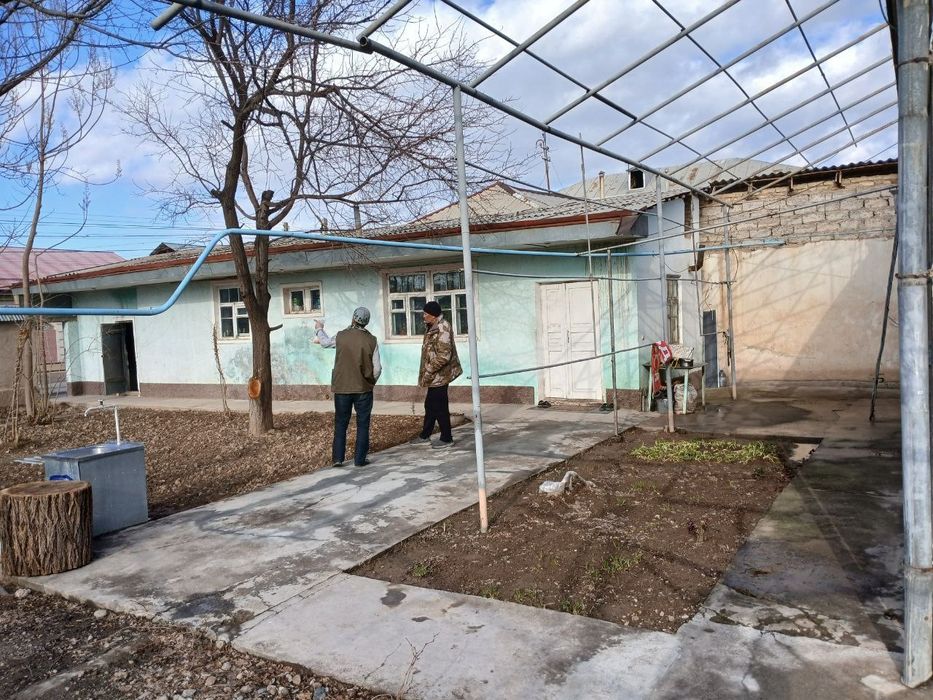 Продается участок возле канала(сзади дома проходит)с домом