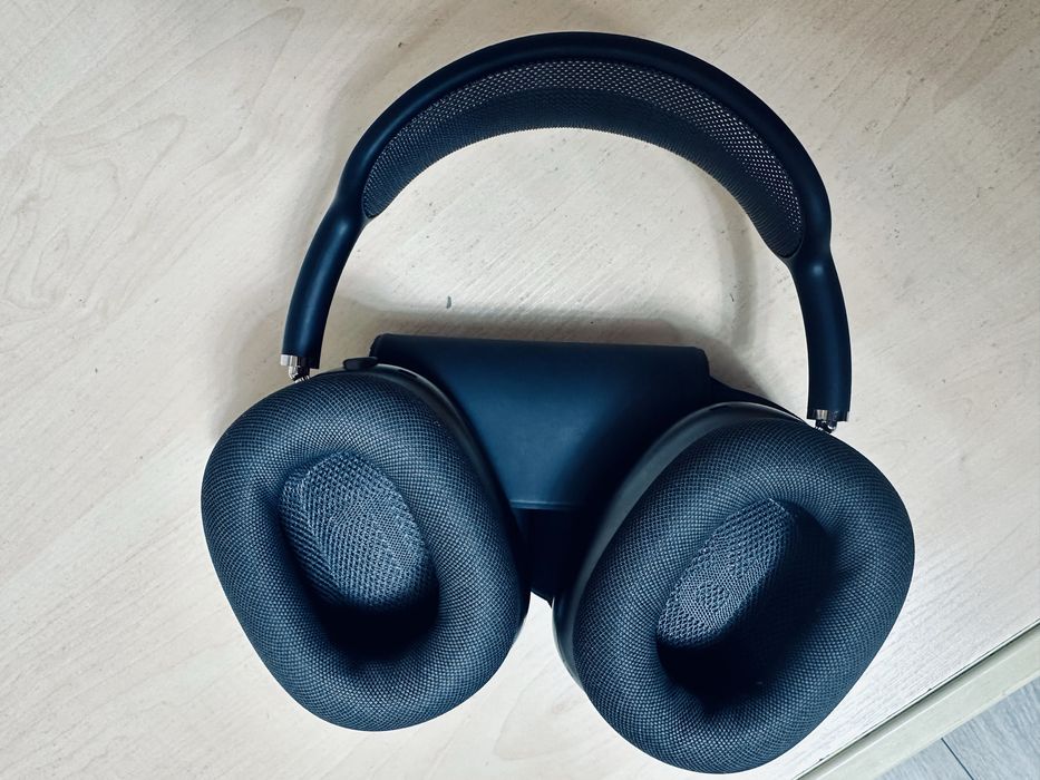 Airpods max почти новый