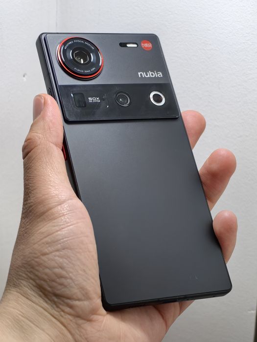 ZTE Nubia Z70 Ultra 12/256 Gb sotiladi