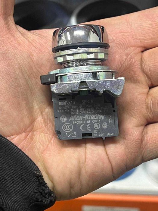 Нажимная кнопка.