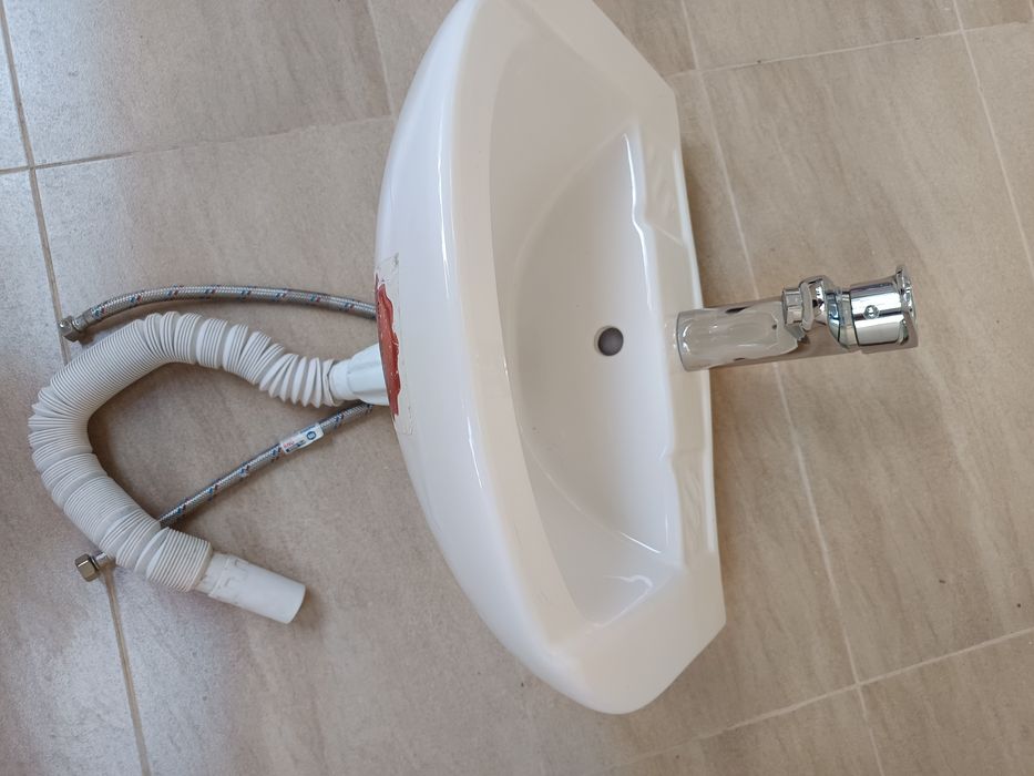 Порцеланов умивалник с стоящ смесител