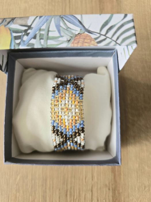 Ръчно изработени гривни за специални хора