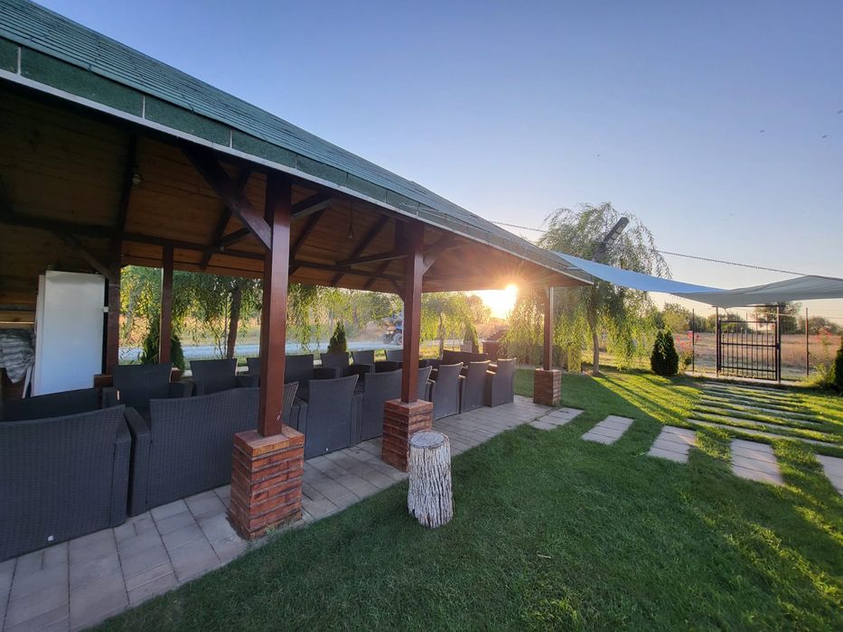 Curte cu loc de joaca de inchiriat