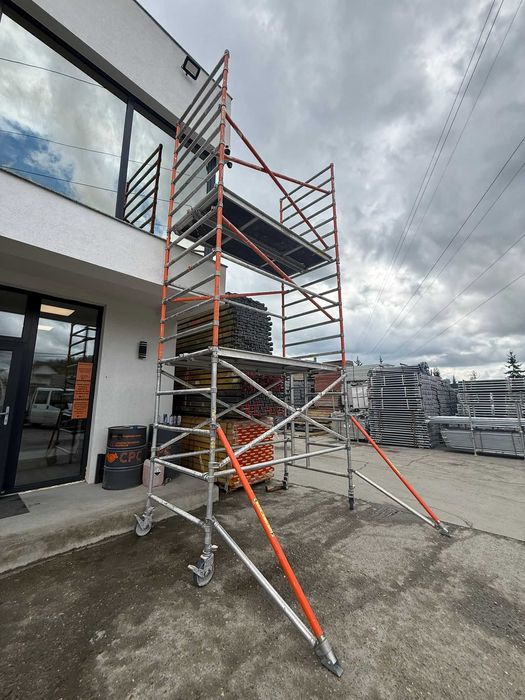 Inchirieri schelă aluminiu  interior/exterior cu roți mobila schela reglabila