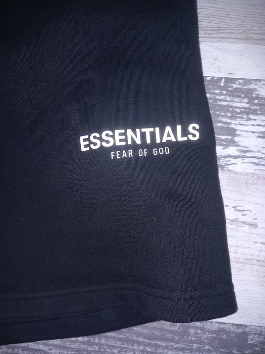 pantaloni essentials negri scurti