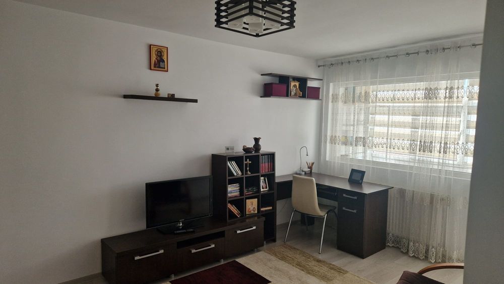 Închiriez apartament cu două camere,  micro 6, zona Pavcom