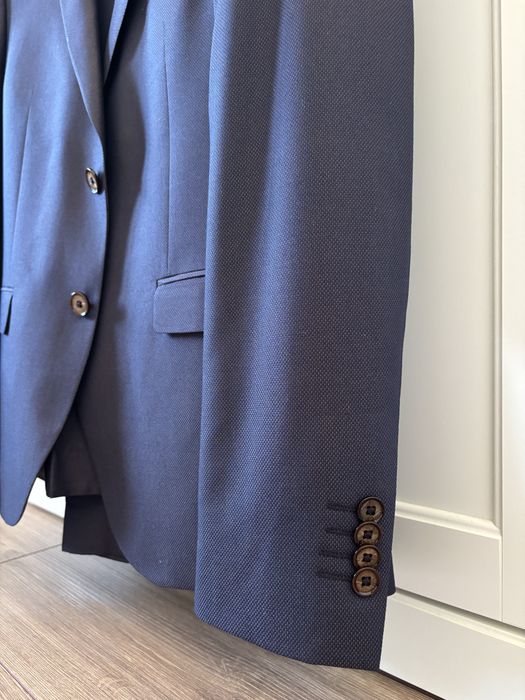 Costum pentru baieti potrivit pentru banchet