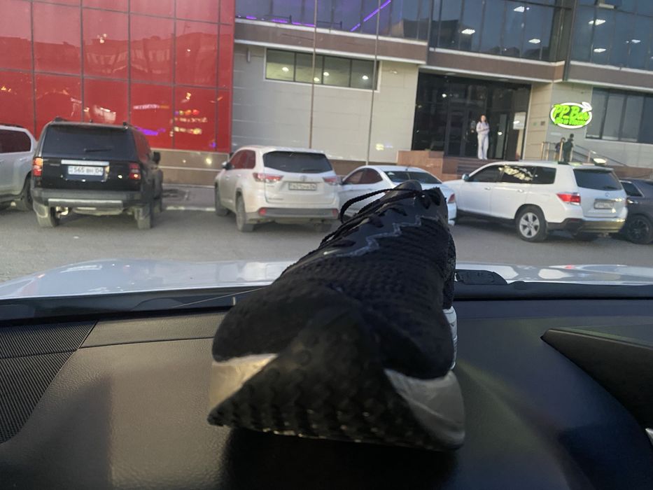 Продам две пары кросовок новые