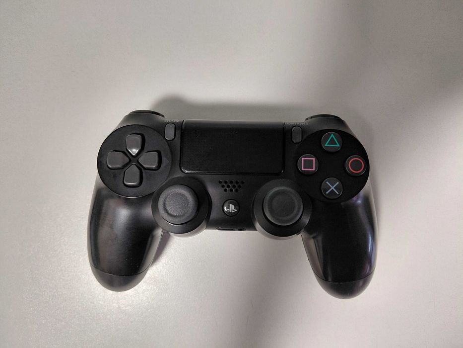 Продавам PlayStation 4 Pro (Пълен Комплект) – Обслужен, в Оригинална Кутия + 2 Джойстика и 9 Игри!
