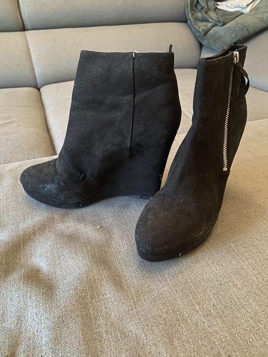 Черни боти на висок ток