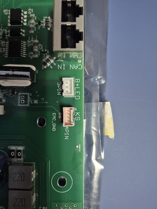 Vând placă BMS originală pentru baterii Dyness. Este versiunea hardware noua compatibila cu VICTRON