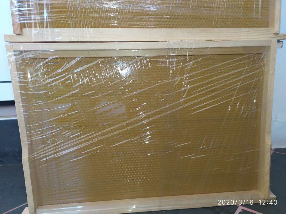 Пчелни рамки със залепени Восъчни основи