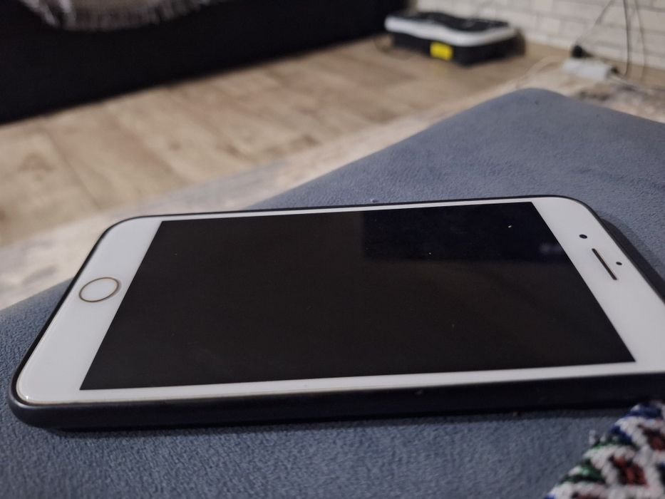 Продам IPhone 8+.