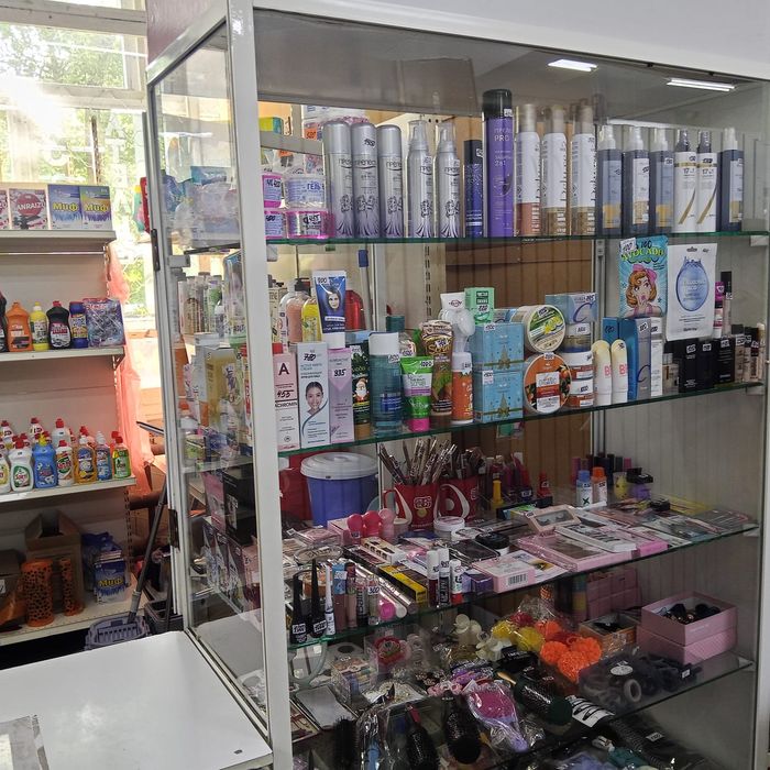 Продаём витрины в магазине "Уют"