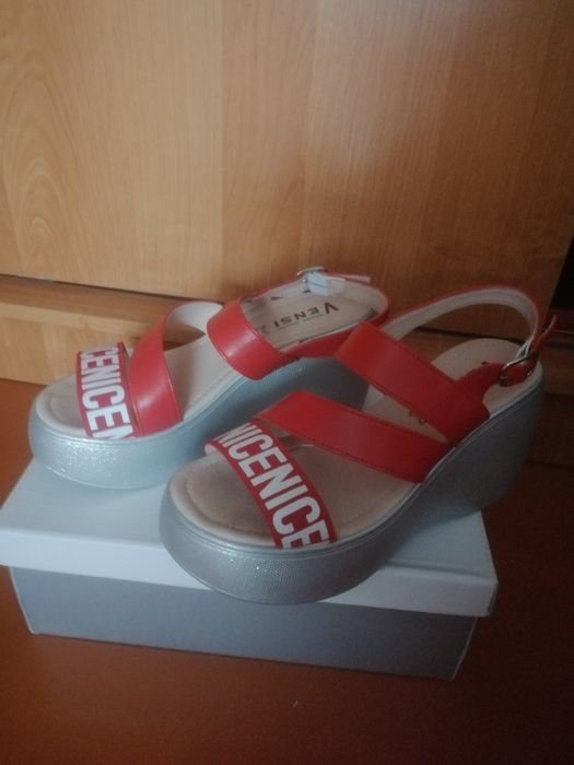 Продам кожаные сандалии