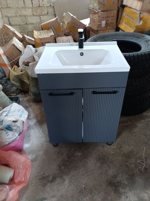 Тумба с раковиной, посуда, люстры