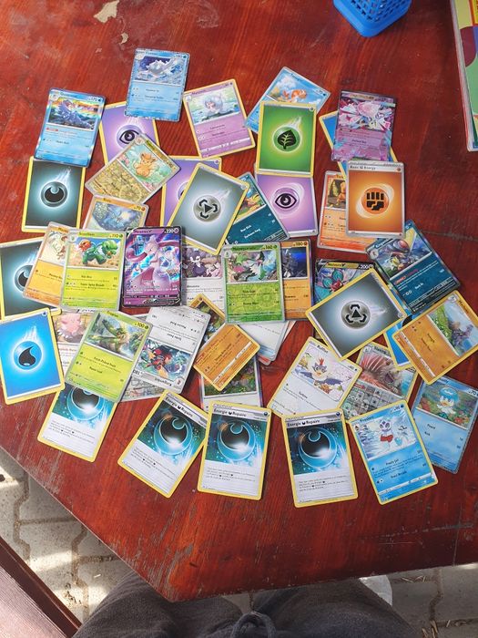Vând/ schimb  carduri pokemon din diferite colecții.