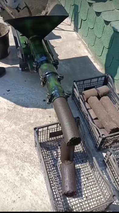 Șnec și Presă de brichetat rumeguș cu praf de cărbune