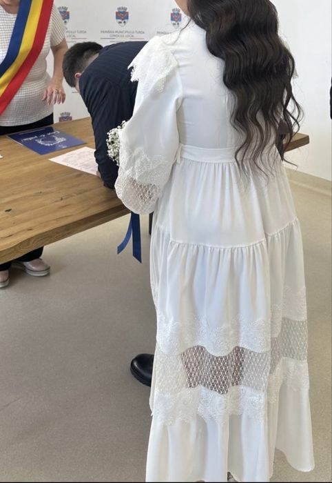 Rochiță albă finuță si elegantă
