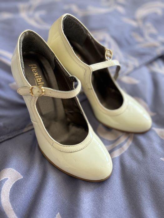 Pantofi din piele alba lacuita