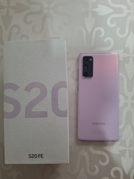 Самсунг S20FE в отличном состоянии