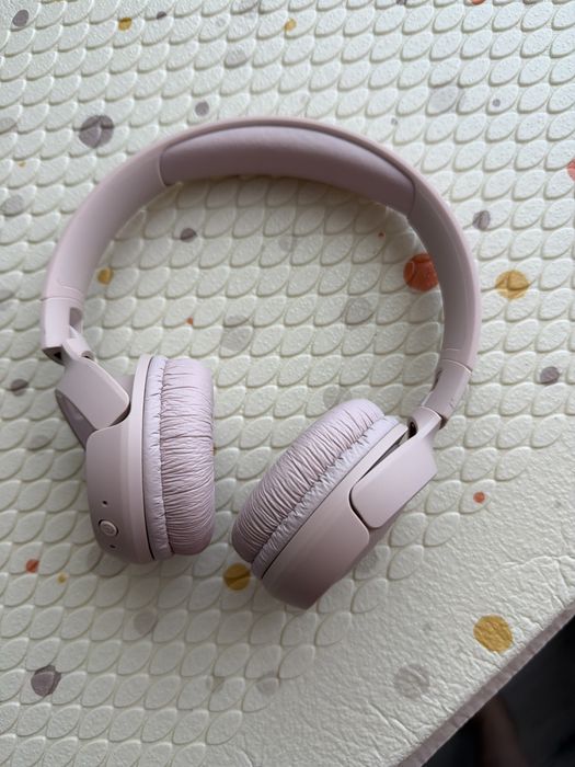 Casti JBL roz ca noi