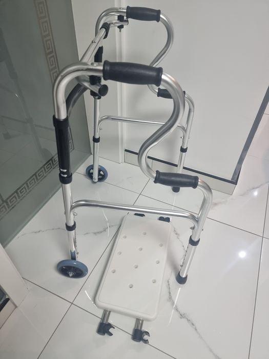 Cadru pliabil cu roti și scaun